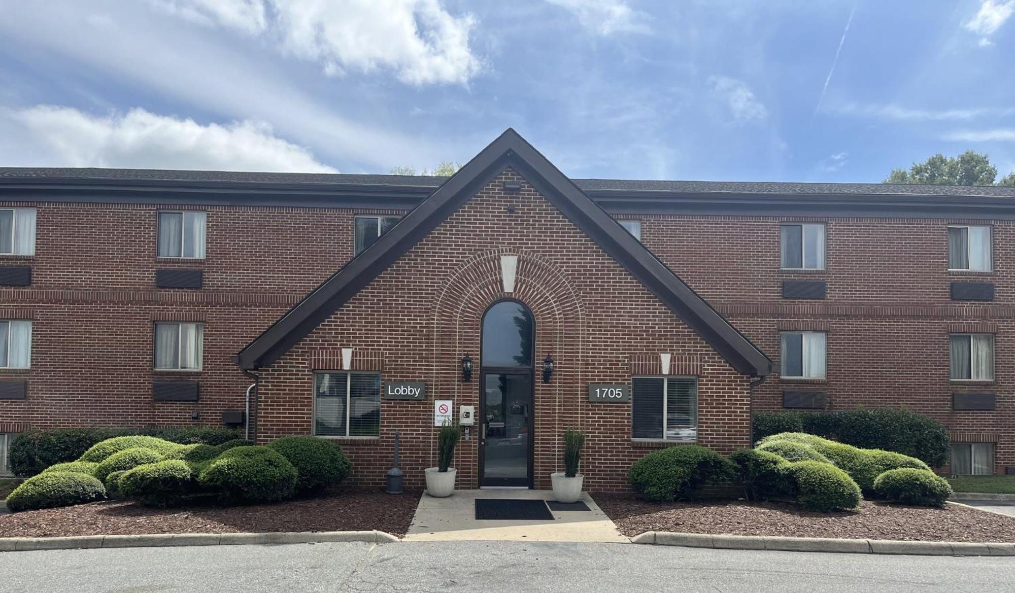 Hometowne Studios And Suites By Red Roof Greensboro Exterior photo
