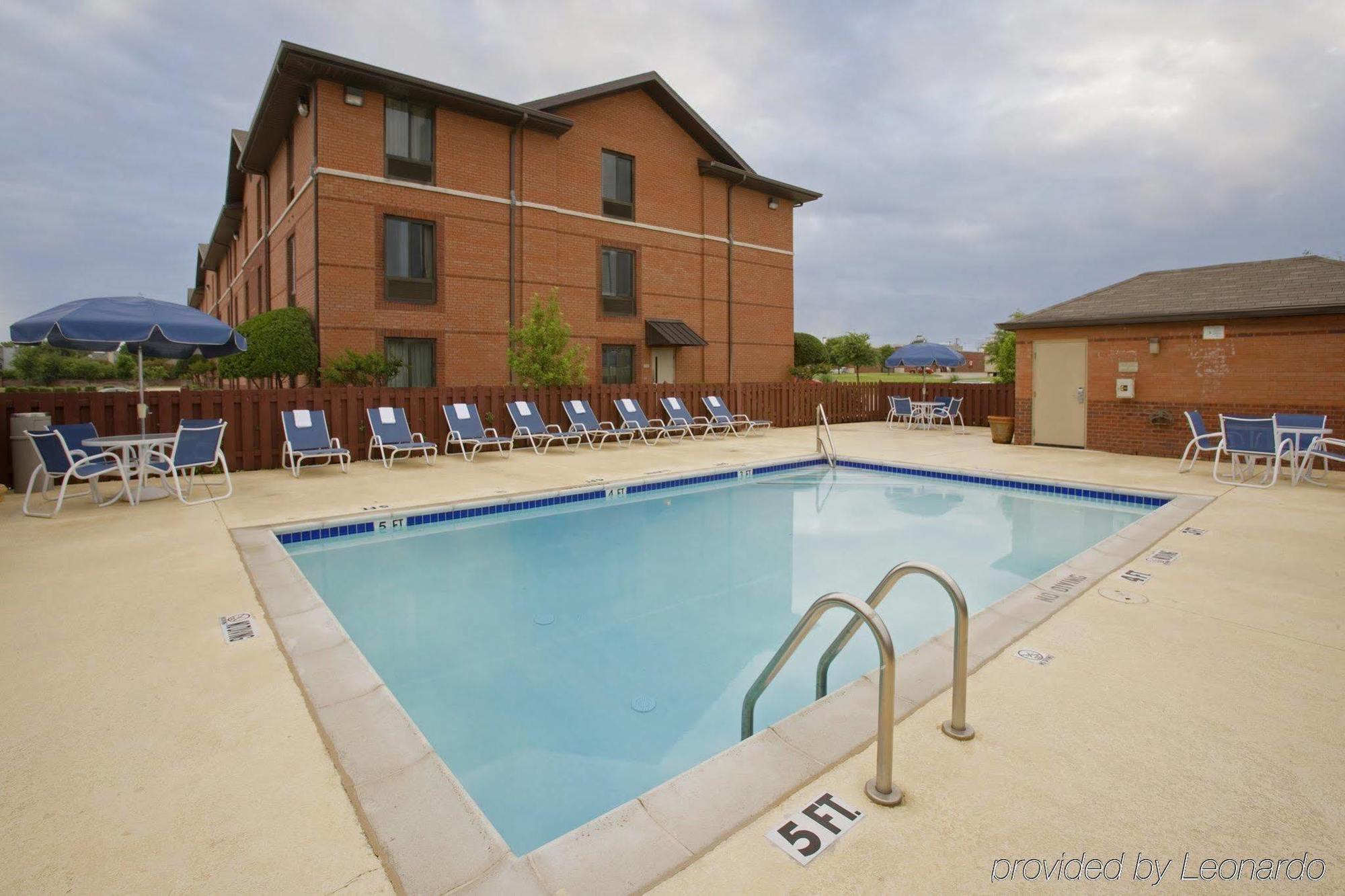 Hometowne Studios And Suites By Red Roof Greensboro Exterior photo